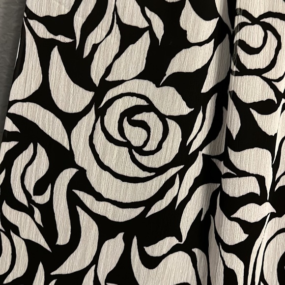Black and white rose patterned sheath dress. - Picture 4 of 6
